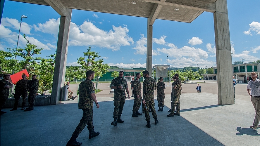 Die Informationsveranstaltung zur Weiterentwicklung der Armee fand auf dem Waffenplatz Reppischtal statt. Hier sind auch die Durchdiener stationiert, was diesen Dienst für Säuliämtler attraktiv machen könnte. (Bilder Salomon Schneider)