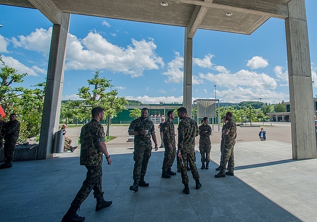 Die Informationsveranstaltung zur Weiterentwicklung der Armee fand auf dem Waffenplatz Reppischtal statt. Hier sind auch die Durchdiener stationiert, was diesen Dienst für Säuliämtler attraktiv machen könnte. (Bilder Salomon Schneider)