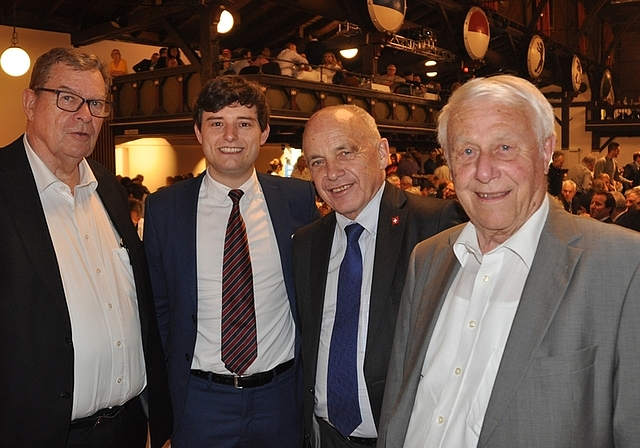 Drei Reden, aber viel Zeit für Gespräche zwischen den Tischen, von links: Toni Bortoluzzi, erster Vizepräsident der SVP des Kantons Zürich; Benjamin Fischer, der neue SVP-Kantonalpräsident, Bundesrat Ueli Maurer und alt Malermeister Theo Fischer