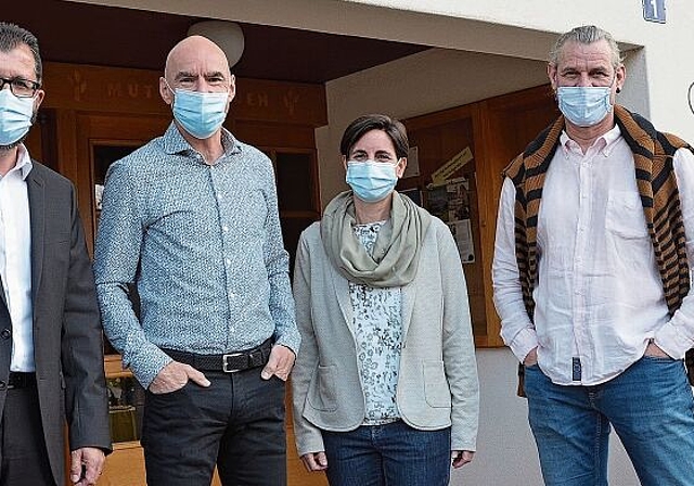 Amtsübergabe auf der Gemeindeverwaltung Rifferswil. Bruno Hänni und die neue Gemeindeschreiberin Laura Molleman, flankiert von Statthalter Claude Schmidt (links) und Gemeindepräsident Christoph Lüthi (rechts). (Bild Thomas Stöckli)