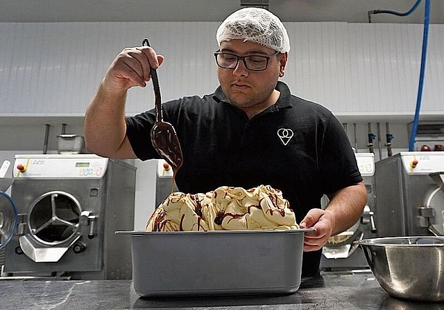 Das Gelato erhält von Hand den letzten Schliff.