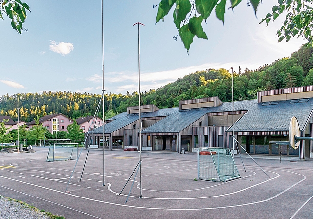 In Stallikon geht es bei der Abstimmung über den Neubau einer Mehrzweckhalle und eines Schulhauses um das grösste Bauprojekt in der Geschichte der Gemeinde: Profilstangen beim Schulhaus Pünten, die die Dimension der Neubauten anzeigen. (Archivbild
