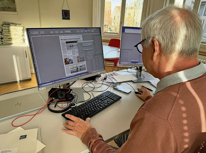 Chefredaktor Florian Hofer überprüft mit genauem Blick die Sportseite.