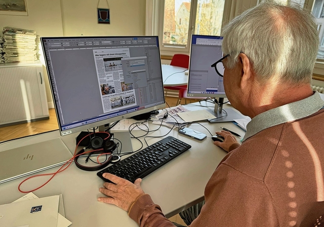 Chefredaktor Florian Hofer überprüft mit genauem Blick die Sportseite.
