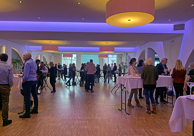 Der Informations-Apéro zu den Gesamterneuerungswahlen 2022 bot Raum für Austausch. (Bild Livia Häberling)