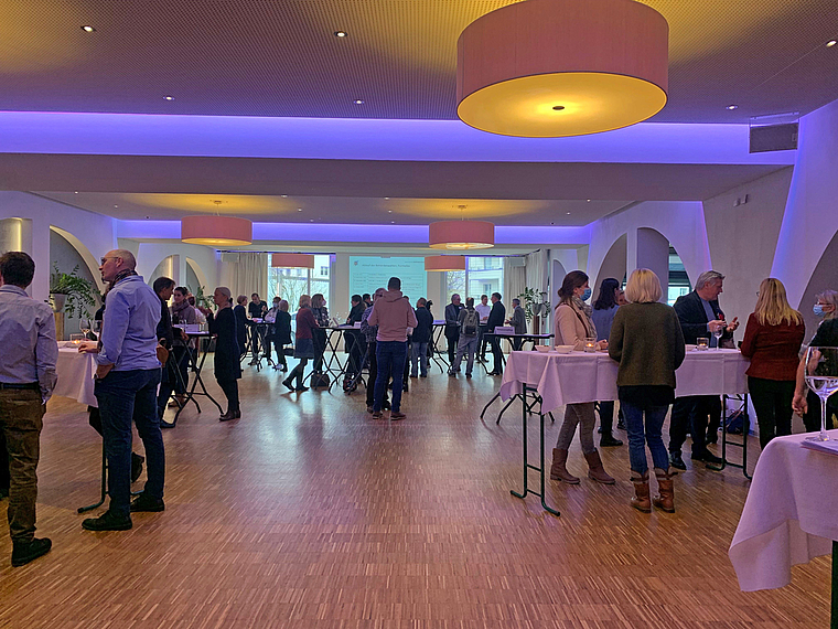 Der Informations-Apéro zu den Gesamterneuerungswahlen 2022 bot Raum für Austausch. (Bild Livia Häberling)