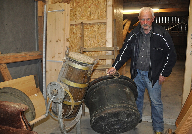 Gerhard Baumann, Vorstandsmitglied des Vereins Kloster Kappel, zeigt ein Butterfass und einen Kessel aus der Anstaltszeit. (Bild Werner Schneiter)
