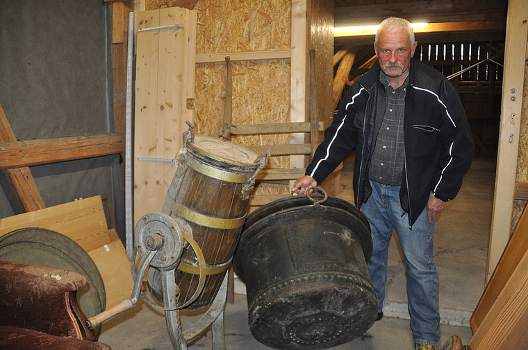 Gerhard Baumann, Vorstandsmitglied des Vereins Kloster Kappel, zeigt ein Butterfass und einen Kessel aus der Anstaltszeit. (Bild Werner Schneiter)