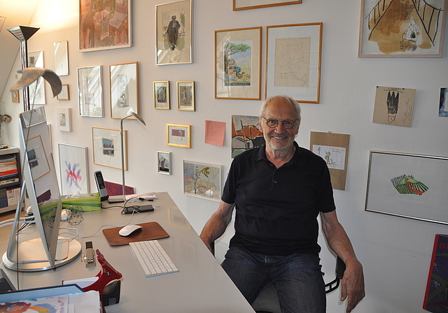 Jubilar Heiner Stolz in seinem Büro mit Bildern von Kunstschaffenden, die er persönlich kennt oder kannte: Tomi Ungerer, H.U. Steger, Katrin Zuzàkova und Jakob Ochsner. (Bild Werner Schneiter)