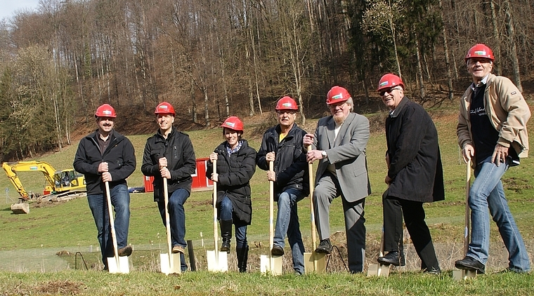 Beim Spatenstich von links: Roland Helfenberger, Mitglied Kläranlagekommission (KAK), Aesch, Samuel Twerenbold, Projektleiter, Melanie Eicher, Geschäftsstelle Kläranlage, Roger Mella, KAK, Bonstetten, Ringo Keller, Präsident KAK, Birmensdorf, Han