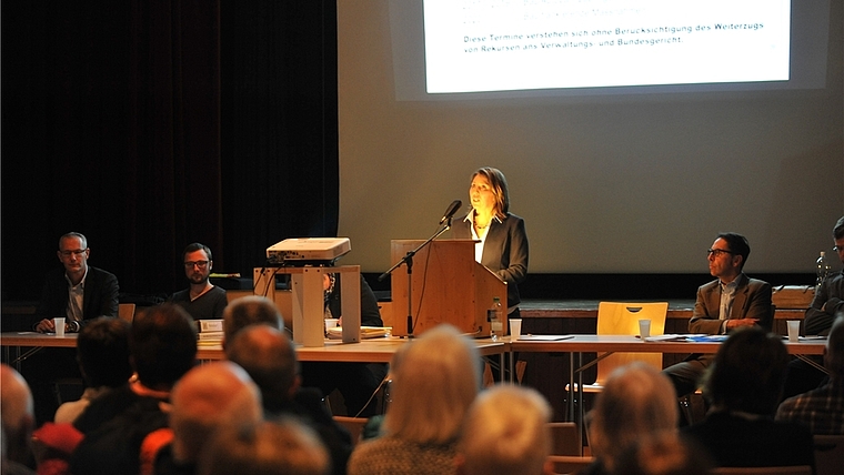 Grosses Interesse der Bevölkerung, sachliche Diskussion: Das Podium des Gemeinderats während der Gemeindeversammlung. (Bild Bernhard Schneider)