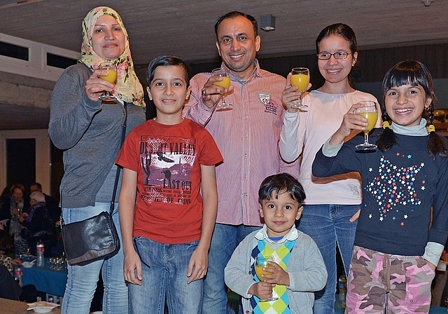 Eine Familie mit Migrationshintergrund sucht den Kontakt zur Bevölkerung.(Bilder Hansruedi Huber)