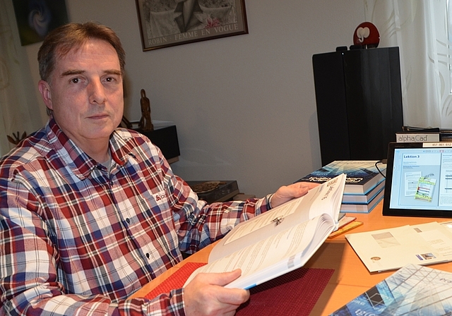 «Es gibt sonst in ganz Europa kein Buch für Metallbau-Kalkulationen.» Nach dem zermürbenden Streit mit einem Pseudoverleger bringt Daniel Stauber sein Lebenswerk nun erweitert als E-Book heraus. <em>(Bild Thomas Stöckli)</em>