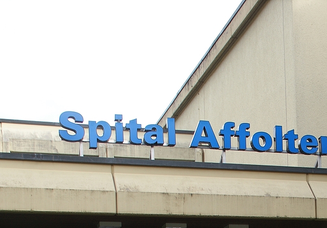 Muss seinem ehemaligen Direktor neun Monatslöhne nachzahlen: das Spital Affoltern. (Bild zvg.)