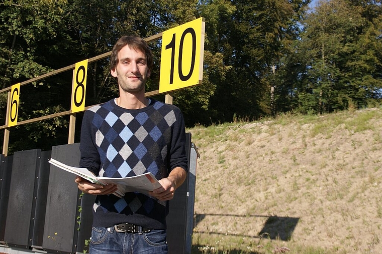 Gemeinderat Raffaele Cavallaro mit dem Abschlussbericht vor dem sanierten 300-Meter-Kugelfang. (Bild Thomas Stöckli)