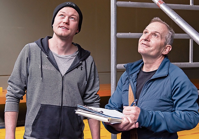 Ein kritischer Blick zu der mit Tüchern dekorierten Decke in der Mehrzweckhalle Maschwanden – ein Tag vor dem traditionellen Maskenball: Der Brandschutz-Experte Erich Hausammann (rechts) mit Adrian Lüscher vom Dorfverein Maschwanden während der 