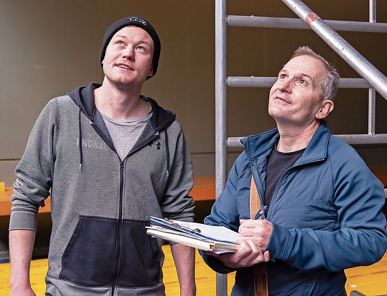 Ein kritischer Blick zu der mit Tüchern dekorierten Decke in der Mehrzweckhalle Maschwanden – ein Tag vor dem traditionellen Maskenball: Der Brandschutz-Experte Erich Hausammann (rechts) mit Adrian Lüscher vom Dorfverein Maschwanden während der