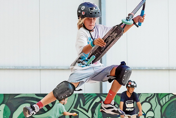 Waren im Freestylepark am Eröffnungswochende klar in der Mehrheit: die Scooterfahrer, welche zum Teil waghalsige Sprünge übten.