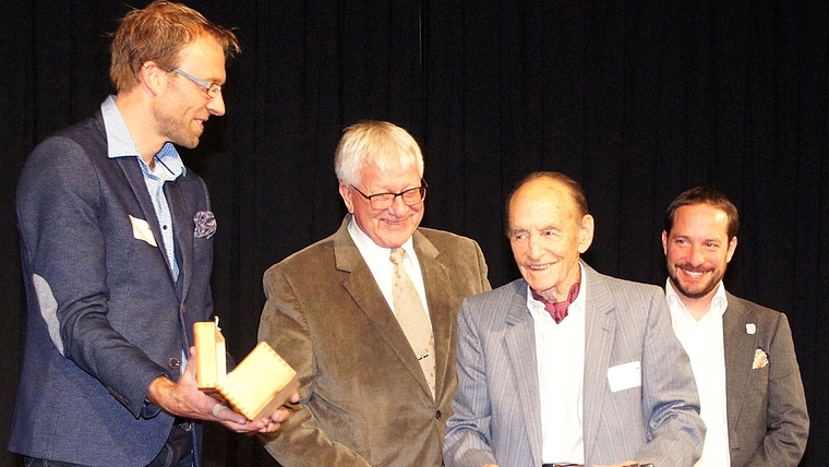 Sie übergaben am Freitagabend in einem symbolischen Akt den Schlüssel für das neue Schulhaus Ägerten feierlich an Wettswil – von links: Bauprojektleiter Mats Gretler, Gemeindepräsident Hanspeter Eichenberger, Alt-Lehrer Harry Steinmann und Sch