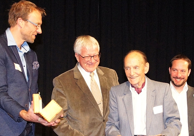 Sie übergaben am Freitagabend in einem symbolischen Akt den Schlüssel für das neue Schulhaus Ägerten feierlich an Wettswil – von links: Bauprojektleiter Mats Gretler, Gemeindepräsident Hanspeter Eichenberger, Alt-Lehrer Harry Steinmann und Sch