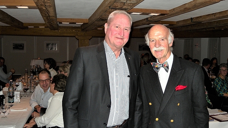 Anton Mosimann (rechts) – wie immer mit Fliege – zusammen mit Beat Burkhard, Präsident Lions Club Knonaueramt, im «Löwen» in Hausen. <em>(Bild Marianne Voss)</em>