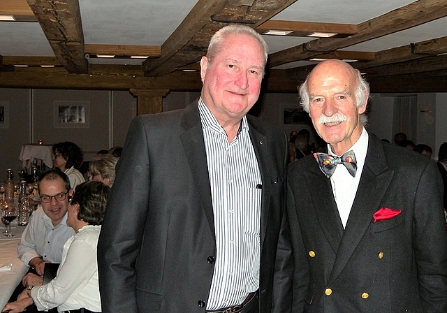 Anton Mosimann (rechts) – wie immer mit Fliege – zusammen mit Beat Burkhard, Präsident Lions Club Knonaueramt, im «Löwen» in Hausen. <em>(Bild Marianne Voss)</em>