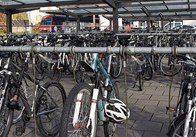 Selbst bei Kälte und Nebel ist die Velo-Parkieranlage des Bahnhofs Affoltern praktisch vollständig besetzt. Möglichkeiten, teurere Fahrräder einzuschliessen, Helme, Regenjacken und ähnliches zu deponieren sowie Lademöglichkeiten für E-Bikes fe