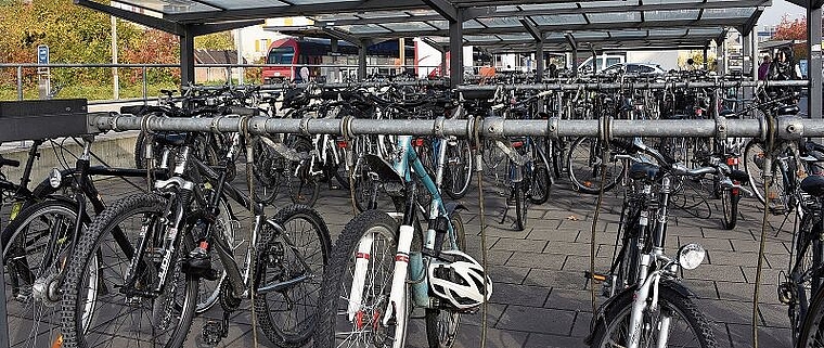 Selbst bei Kälte und Nebel ist die Velo-Parkieranlage des Bahnhofs Affoltern praktisch vollständig besetzt. Möglichkeiten, teurere Fahrräder einzuschliessen, Helme, Regenjacken und ähnliches zu deponieren sowie Lademöglichkeiten für E-Bikes fe