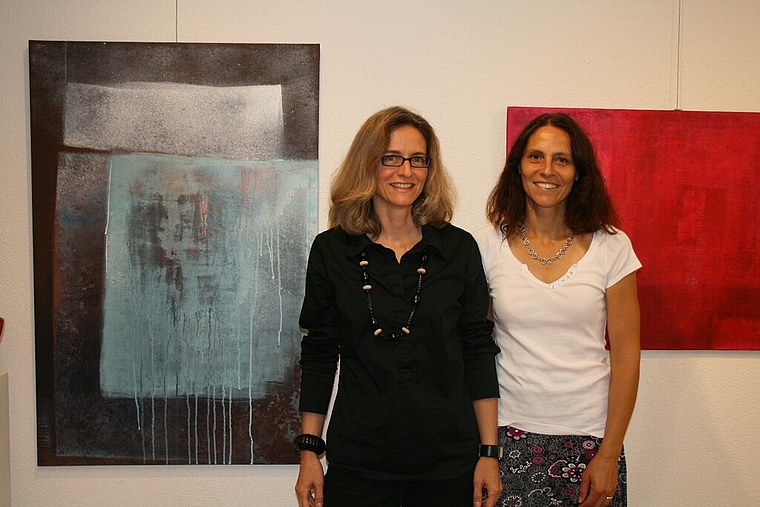 Die Künstlerin Dagmar Sabrina Jetzer (links) und Ariane Buffat, die Leiterin des Kunstforums Stallikon, freuen sich über den grossen Erfolg der Ausstellung in der Bibliothek. (Bild Regula Zellweger)