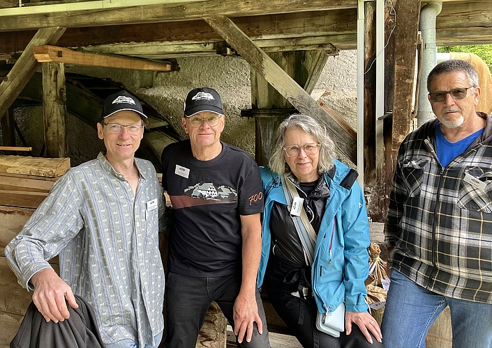 Das OK vor dem Wasserrad. Von links: Ferdinand Gramsamer, Hugo Lombriser, Monika Peterhans und Walti Vetsch. (Bilder Marianne Voss) Das OK vor dem Wasserrad. Von links: Ferdinand Gramsamer, Hugo Lombriser, Monika Peterhans und Walti Vetsch. (Bilder Marianne Voss)