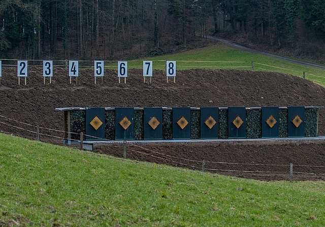 Rund 4,5 Tonnen Blei und andere Schwermetalle wurden aus dem frisch sanierten Kugelfang in derObfelder Innerallmend entfernt. (Bilder Salomon Schneider)
