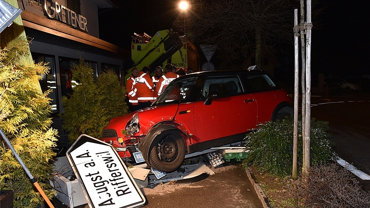 Die Unfallstelle beim «Sternen»-Kreisel in Affoltern. (Bild Kapo ZH)