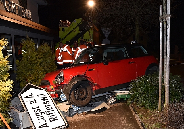 Die Unfallstelle beim «Sternen»-Kreisel in Affoltern. (Bild Kapo ZH)