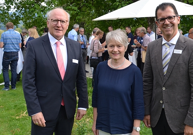Apéro im Klostergarten Kappel: Regierungsrätin Jacqueline Fehr, hier flankiert von Clemens Grötsch (links), aktuell noch Gemeinde- und ab Sonntag Stadtpräsident von Affoltern, sowie Statthalter Claude Schmidt. <em>(Bild Thomas Stöckli)</em>