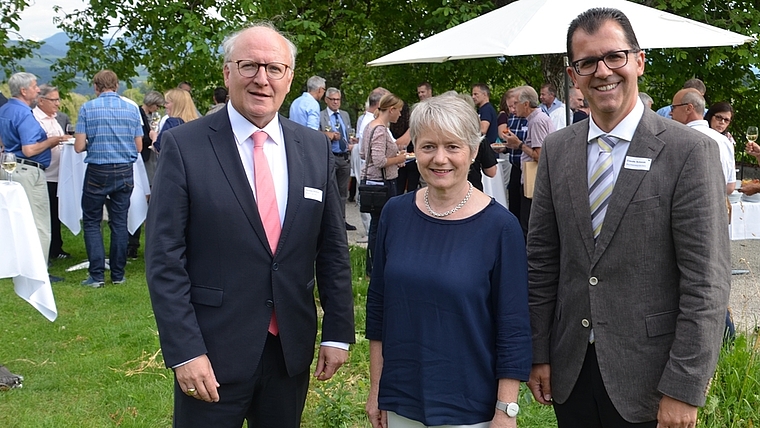 Apéro im Klostergarten Kappel: Regierungsrätin Jacqueline Fehr, hier flankiert von Clemens Grötsch (links), aktuell noch Gemeinde- und ab Sonntag Stadtpräsident von Affoltern, sowie Statthalter Claude Schmidt. <em>(Bild Thomas Stöckli)</em>