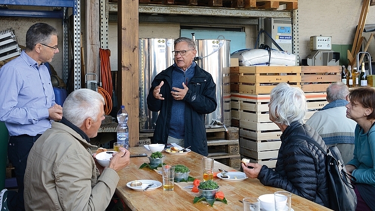 Der Bonstetter Gemeindepräsident Erwin Leuenberger (Mitte) im Gespräch mit Bernhard Schneider (links) an der «LaMarotte»-Wanderung von Hedingen nach Bonstetten. <em>(Bild Erika Schmid)</em>