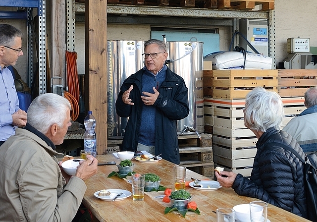 Der Bonstetter Gemeindepräsident Erwin Leuenberger (Mitte) im Gespräch mit Bernhard Schneider (links) an der «LaMarotte»-Wanderung von Hedingen nach Bonstetten. <em>(Bild Erika Schmid)</em>
