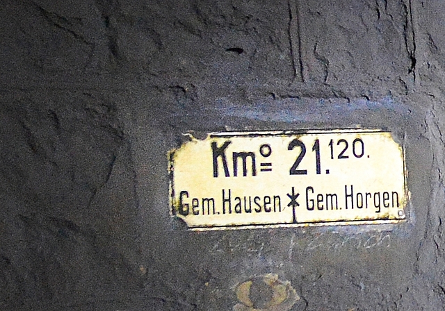 Grenzschild an der Wand des Albis-Bahntunnel, an der Grenze zwischen Hausen und Horgen. <em>(Bild Manuela Matt)</em>