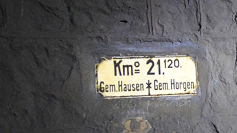 Grenzschild an der Wand des Albis-Bahntunnel, an der Grenze zwischen Hausen und Horgen. <em>(Bild Manuela Matt)</em>