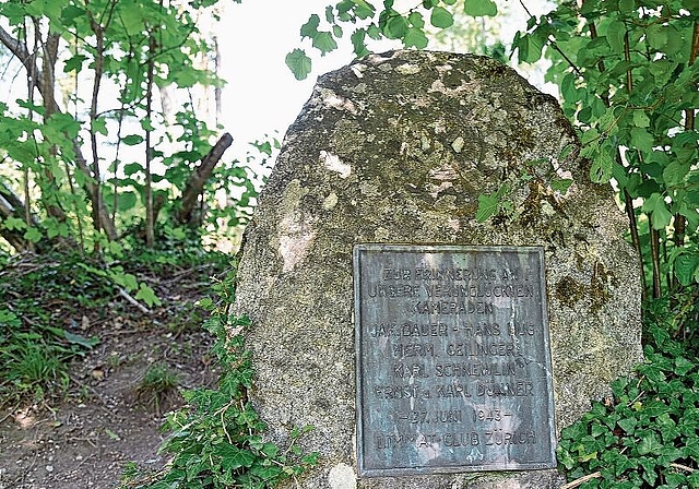 Die Gedenktafel am Ufer der Reuss mit den Namen der verunfallten Männer. (Bild Martin Mullis)