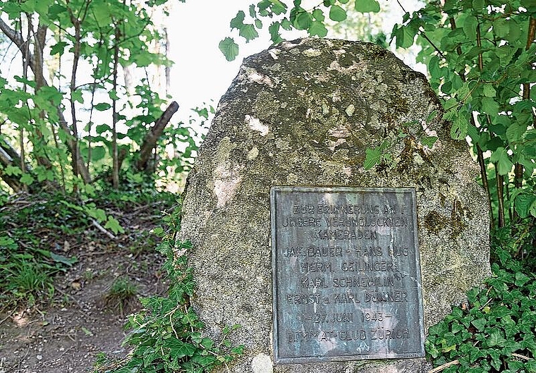 Die Gedenktafel am Ufer der Reuss mit den Namen der verunfallten Männer. (Bild Martin Mullis)