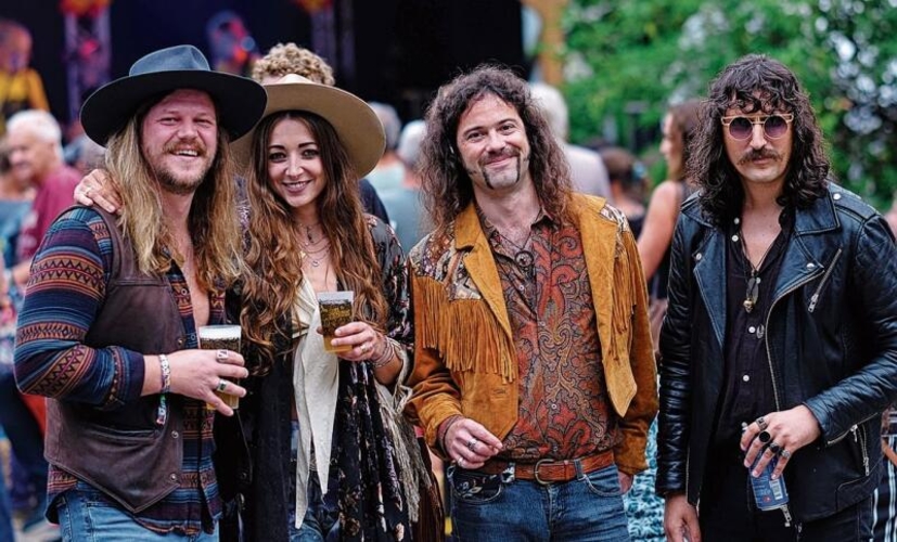 Anton Delen von den Basement Saints mit seiner Frau Carmen, Marco Hostettler und Omar Fra von Jack Slamer.