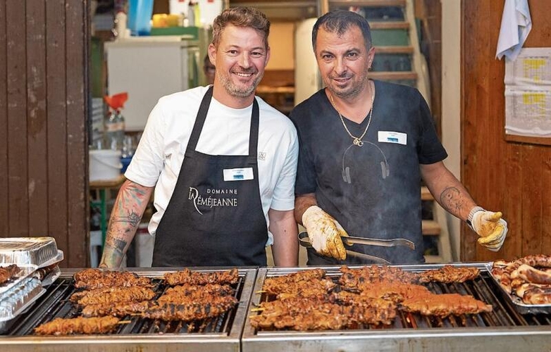 Stefan Schnarwiler (links) und Askim Metin kümmerten sich um die Grilladen.