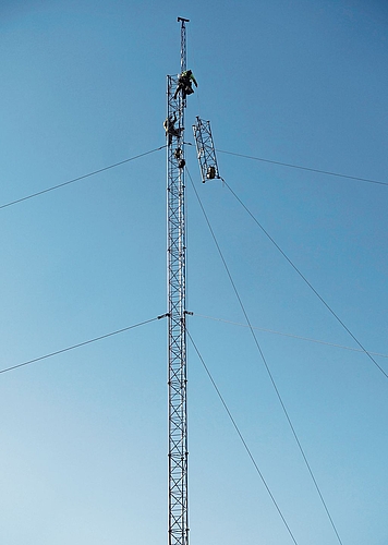 Das Errichten des Windmessmastes in Zünikon geschah mithilfe eines sogenannten Kletterkrans, der an der Spitze montiert war. (Bilder Marcus Weiss)