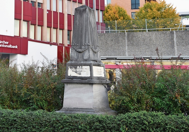 Ironie des Schicksals: Die Zehntablösung, die zum Bockenkrieg geführt hatte, zog einen enormen Geldbedarf der Grundbesitzer nach sich und trug damit wesentlich zum Aufbau der Banken bei. Das Freiheitsdenkmal steht zwischen der Kantonalbank und dem 