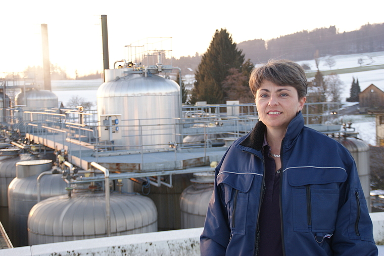 «Die Auftragslage ist sehr gut.» Caroline Schweisgut, Werkleiterin von Kolb in Hedingen vor der Tank-Anlage. (Bild Thomas Stöckli)