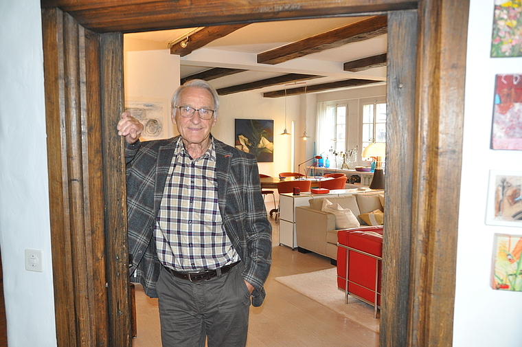Nicht mehr an vorderster Front dabei, aber immer noch grosses Interesse am politischen Geschehen: Alt Nationalrat Rolf Hegetschweiler in seinem Haus in Ottenbach. (Bild Werner Schneiter)