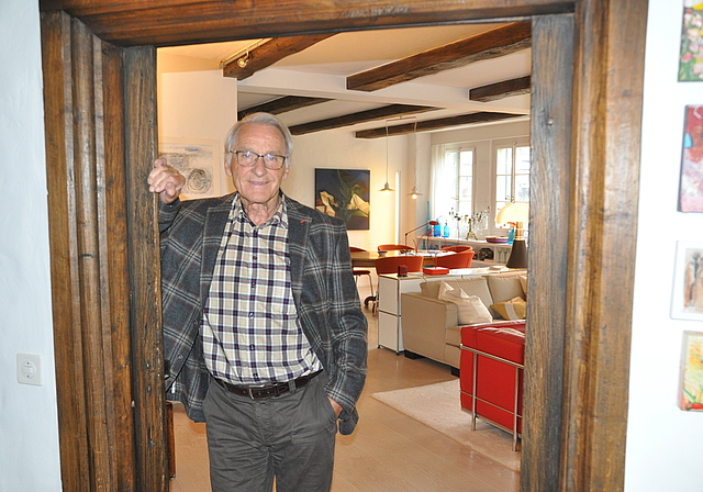 Nicht mehr an vorderster Front dabei, aber immer noch grosses Interesse am politischen Geschehen: Alt Nationalrat Rolf Hegetschweiler in seinem Haus in Ottenbach. (Bild Werner Schneiter)