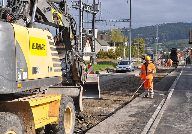 Bis 12. Oktober einspurig befahrbar, dann für vier Tage vollständig gesperrt: Untere Bahnhofstrasse in Affoltern. (Bild -ter.)