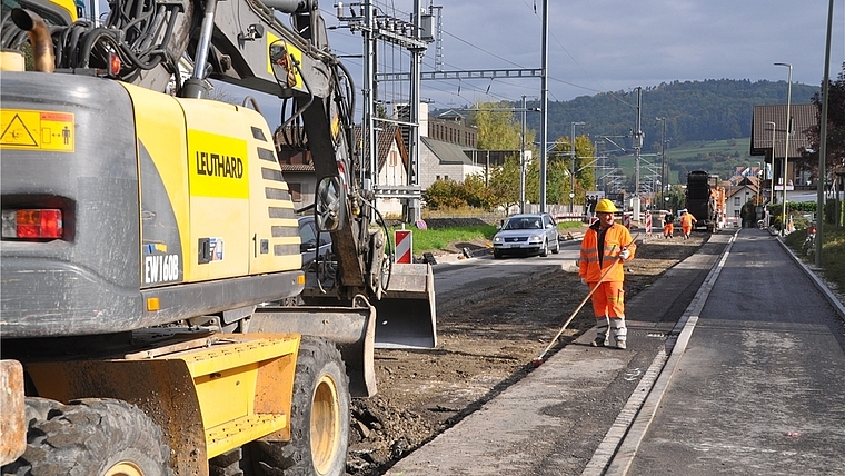 Bis 12. Oktober einspurig befahrbar, dann für vier Tage vollständig gesperrt: Untere Bahnhofstrasse in Affoltern. (Bild -ter.)